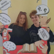 Uczeń i nauczycielka w "fotobudce" promującej MDJO.