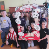 Uczniowie z ramką okolicznościową promującą MDJO.