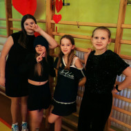 Uczennice podczas dyskoteki szkolnej.