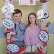 Uczniowie w "fotobudce" promującej MDJO.