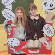 Uczennice w "fotobudce" promującej MDJO.