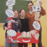 Uczennice z nauczycielką w fotobudce z okazji MDJO