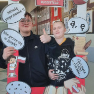 Uczniowie w "fotobudce" promującej MDJO.