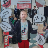 Uczennica w "fotobudce" promującej MDJO.