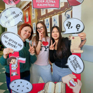 Uczennice z nauczycielką w "fotobudce" promującej MDJO.