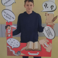 Uczeń w "fotobudce" promującej MDJO.