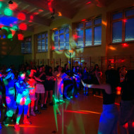 Uczniowie podczas dyskoteki na sali gimnastycznej.