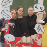 Uczennice w "fotobudce" promującej MDJO.