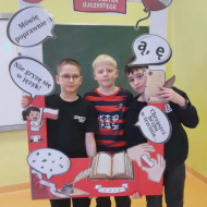 Uczniowie w "fotobudce" promującej MDJO.