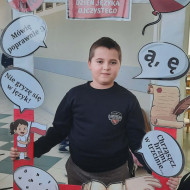 Uczeń w "fotobudce" promującej MDJO.