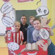 Uczniowie w "fotobudce" promującej MDJO.