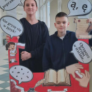 Uczniowie w "fotobudce" promującej MDJO.