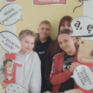 Uczniowie w "fotobudce" promującej MDJO.