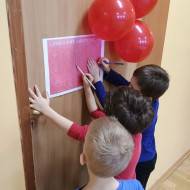 Uczniowie rozwiązujący wykreślanki