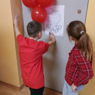 Uczniowie rozwiązujący wykreślanki