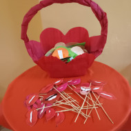 Walentynkowy stolik z życzeniami