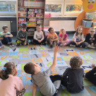 Przedszkolaki w czasie zajęć z okazji TKJ.