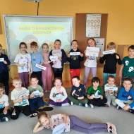 Przedszkolaki w czasie zajęć z okazji TKJ.