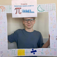 uczeń pozuje do zdjęcia