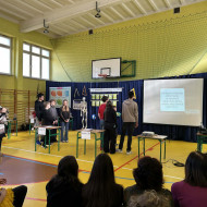 uczniowie na sali gimnastycznej