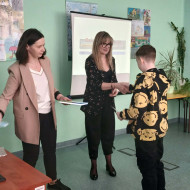 Wręczenie nagrody uczniowi.