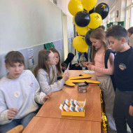 uczniowie na kortarzu