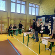 uczniowie na sali gimnastycznej