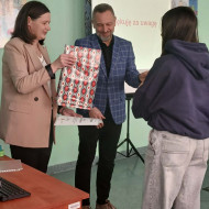 Wręczenie nagrody uczennicy.