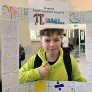 uczeń pozuje do zdjęcia