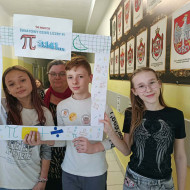 uczniowie pozują do zdjęcia.