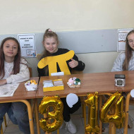 trzy uczennice siedzą przy stole