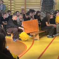 uczniowie siedzą na ławkach