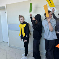 Uczniowie stoją na korytarzu