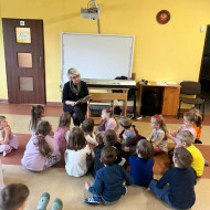 Przedszkolaki w czasie zajęć z okazji TKJ.