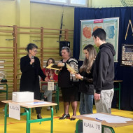 uczniowie i nauczyciele stoją