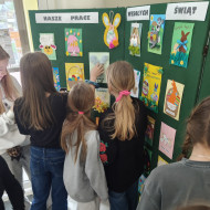 uczennice oglądające wystawę prac