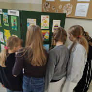 uczennice oglądające wystawę kart świątecznych