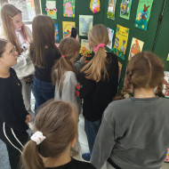 uczennice podziwiające prace