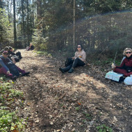 grupa na szlaku spożywa posiłek