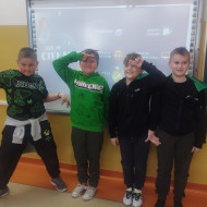 Grupa uczniów z klasy 3a w ubraniach koloru zielonego.