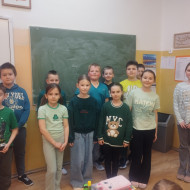 Grupa uczniów z klasy 3b w ubraniach koloru zielonego.