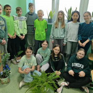 Grupa uczniów z klasy 5a w ubraniach koloru zielonego.
