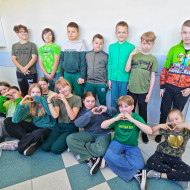 Grupa uczniów z klasy 5b w ubraniach koloru zielonego.