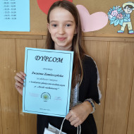 uczennica z nagrodą