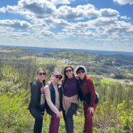 nauczyciele z widokiem na panoramę okolicy