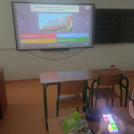 Uczniowie rozwiązują Kahoota Dzień Ziemi.