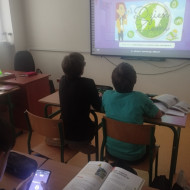 Uczniowie rozwiązują quiz Dzień Ziemi w aplikacji Kahoot.