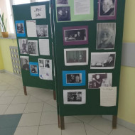 Wystawa konkursowa na korytarzu szkoły