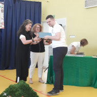 Pani wicedyrektor wręcza dyplom nauczycielowi.