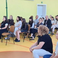 Nauczyciele i uczniowie - uczestnicy finału konkursu na sali gimnastycznej,